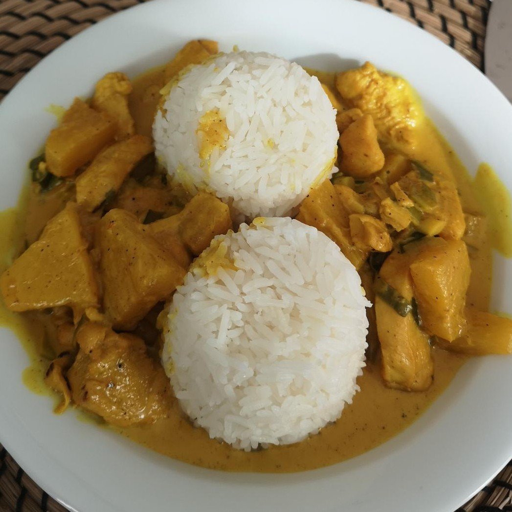 Hähnchen-Ananas-Curry mit Reis